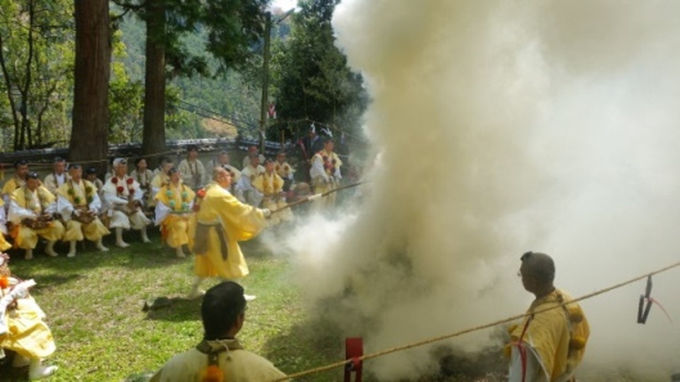 Buddhist (Gomataki) Fire Ritual in a 1300 Year-Old Cave (Even